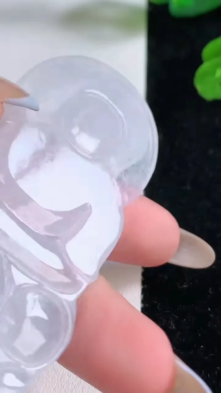 天然A货翡翠观音菩萨吊坠，尺寸70-44-5.3，重量:29.02g
11月18日