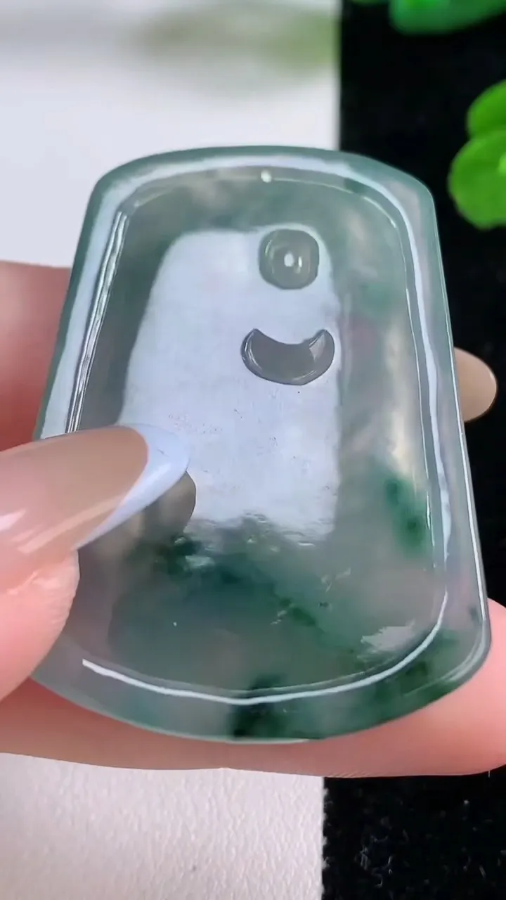 天然A货翡翠冰种飘花大日如来吊坠，尺寸47.7-34-5.5，重量:19.30g
11月18日