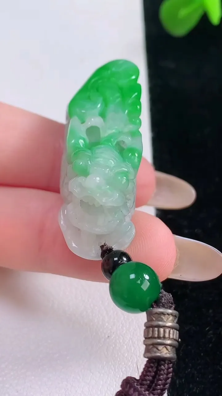 天然A货翡翠貔貅吊坠，尺寸38.4-14.3-17.5，重:17.55g
11月18日