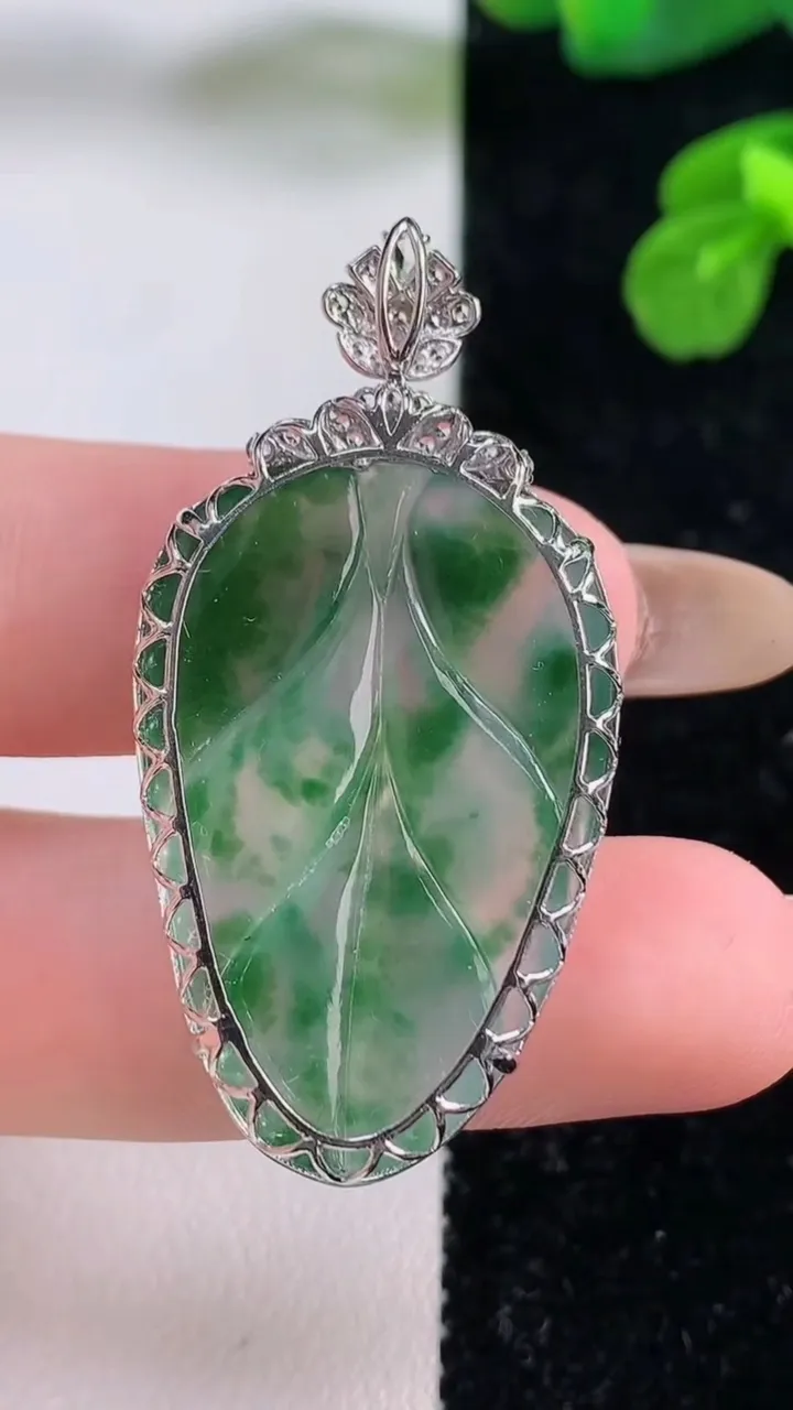 天然A货翡翠金枝玉叶 叶子吊坠，尺寸44-33-22-6.8，重量:6.86g
11月18日