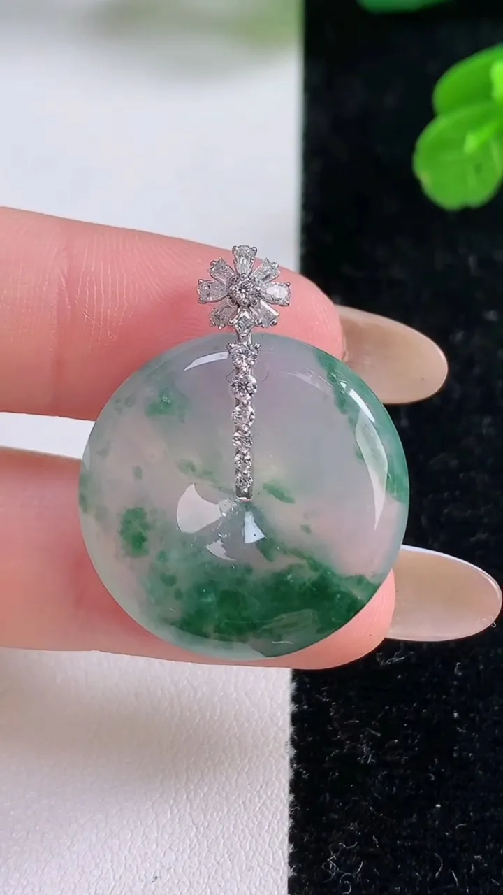 天然A货翡翠种飘花平安扣吊坠，尺寸24.3-5.6，重量:8.24g
11月18日