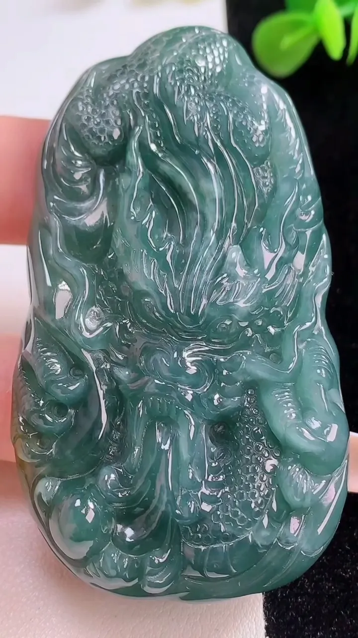 天然A货翡翠龙牌吊坠，尺寸71.3-40.3-12.6，重:68.34g
11月18日