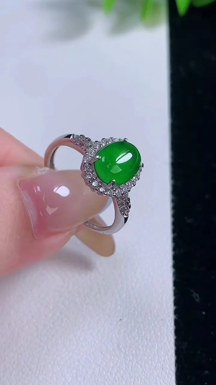 天然A货翡翠蛋面戒指，尺寸8.5-6.5-6，重量:2.25g2025年11月18日
工厂直销收藏佳品,种好水足，色泽均匀，有种有色，上手高大气！