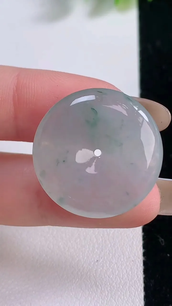 天然A货翡翠冰种飘花平安扣吊坠，尺寸25-4.8，重量:6.50g
11月18日