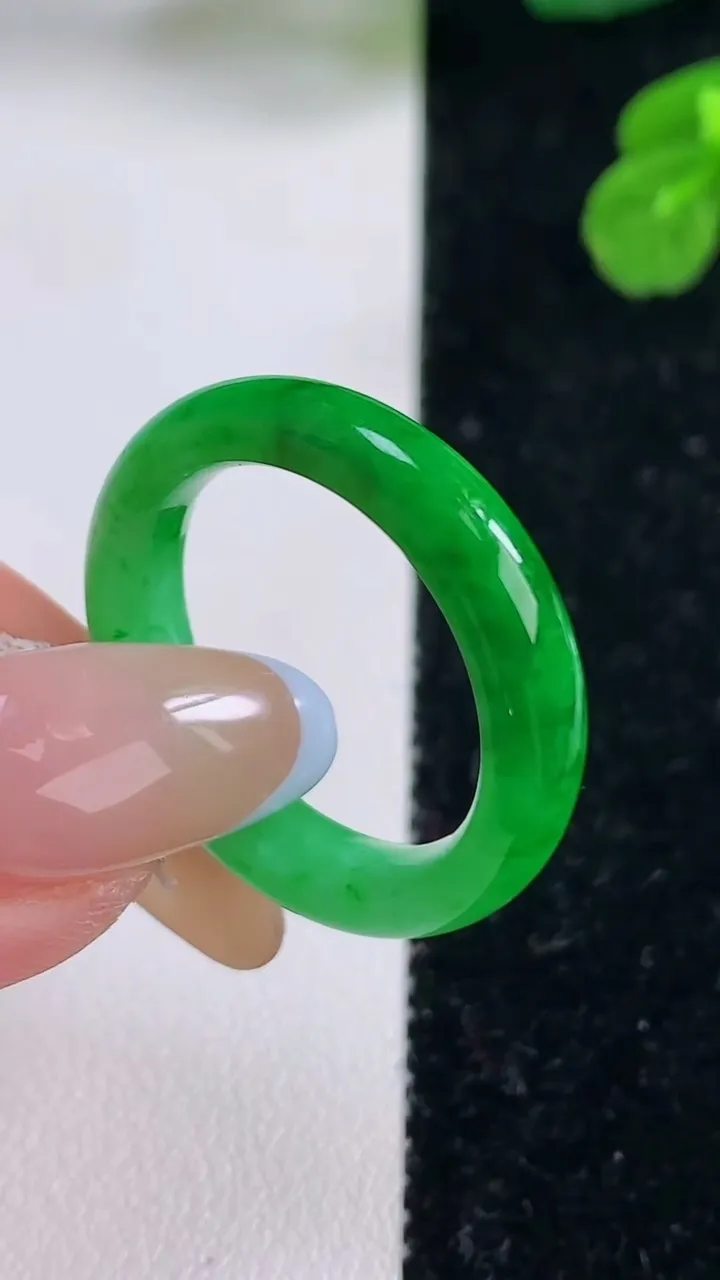 天然A货翡翠指环戒指，尺寸20.3-4.6-3.6，重量:4.31g2025年11月18日
工厂直销收藏佳品,种好水足，色泽均匀，有种有色，上手高大气！