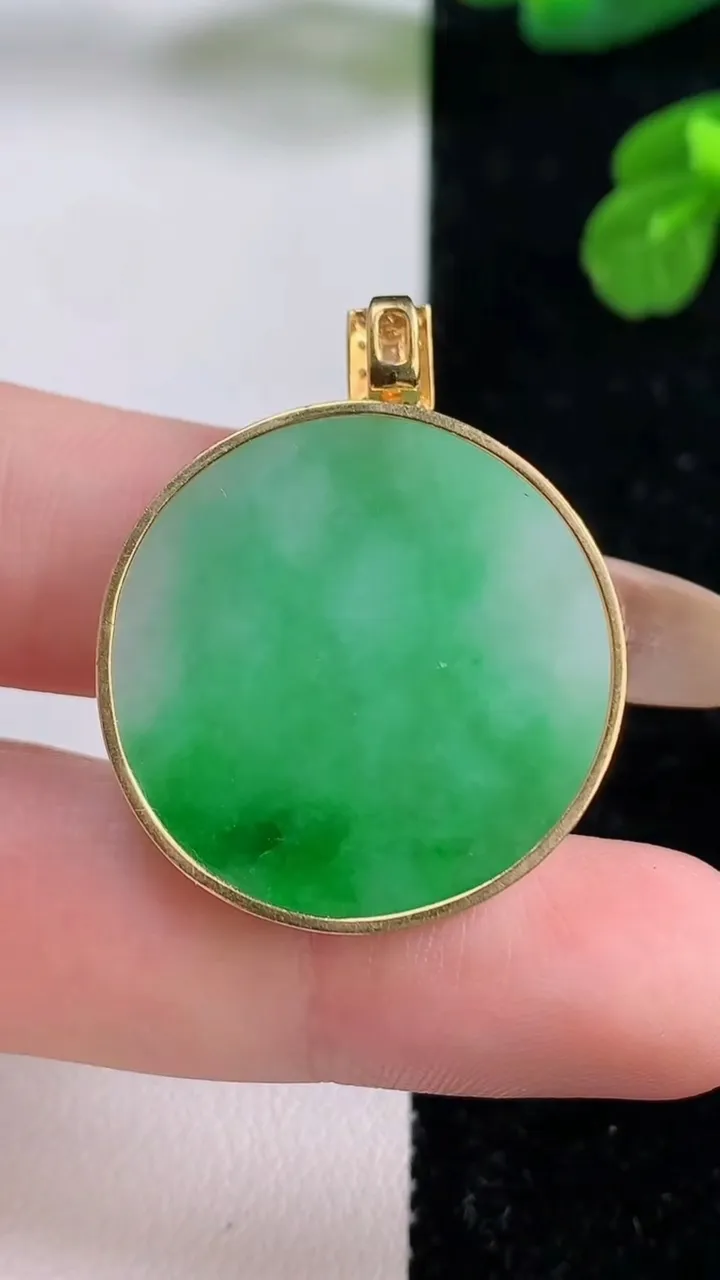 天然A货翡翠无事牌吊坠，尺寸26.3-4.2，重量:7.85g
11月18日