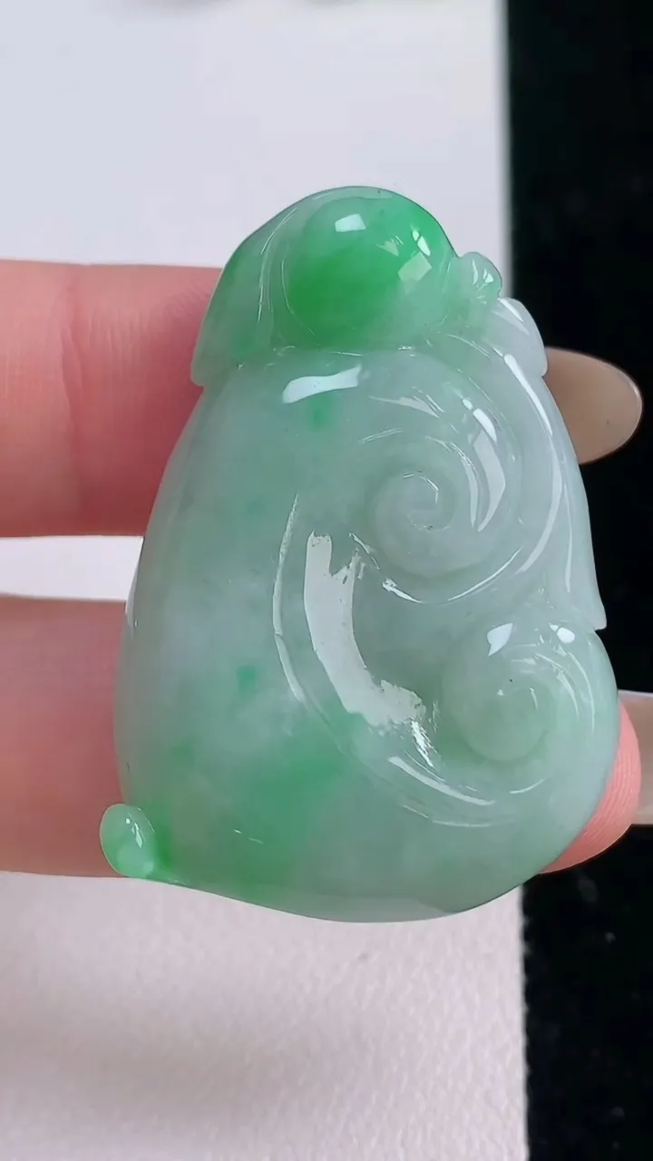 天然A货翡翠如意吊坠，尺寸38.2-26.7-6.4，重量:13.73g
11月18日