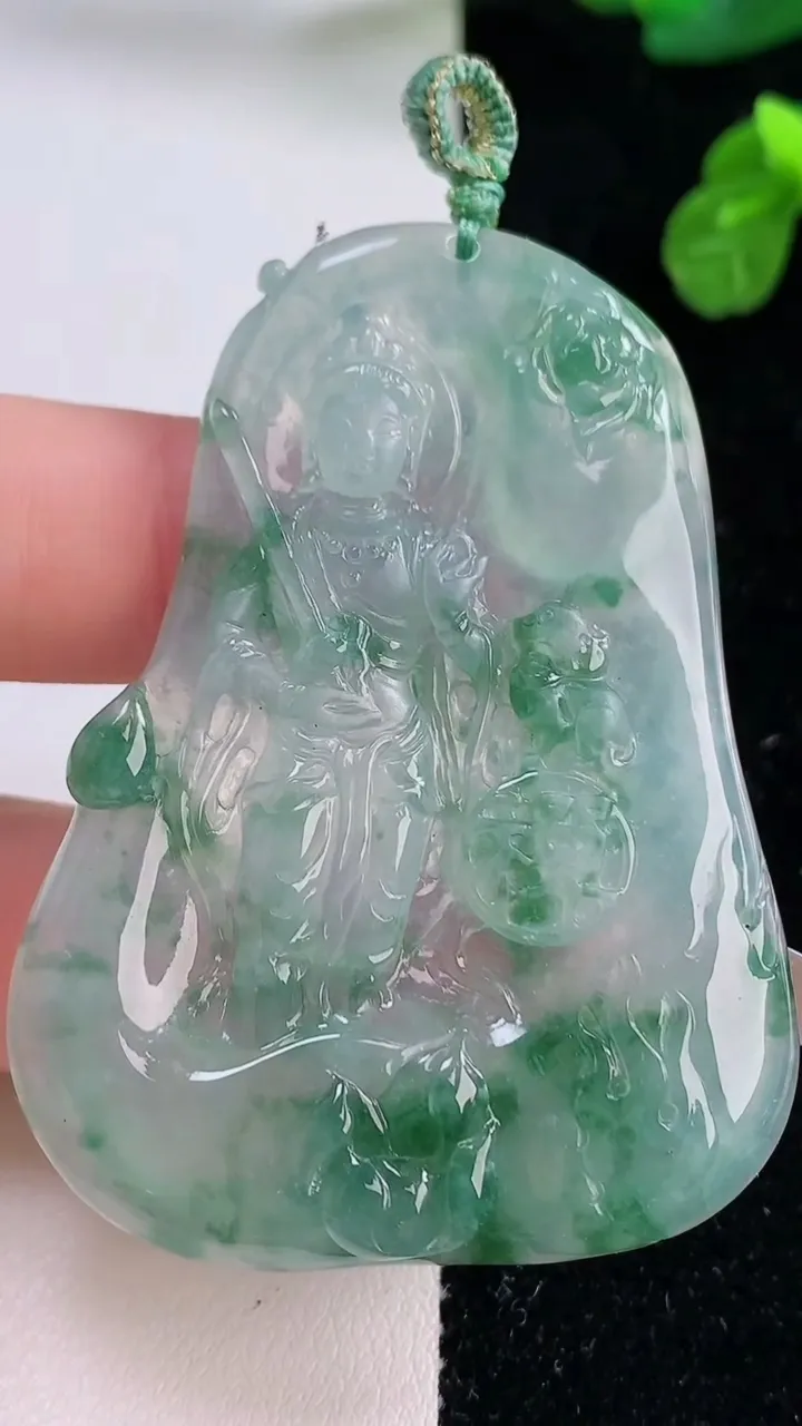 天然A货翡翠种飘花文殊菩萨吊坠，尺寸58.4-42.4-5.9，重量:25.19g
11月18日