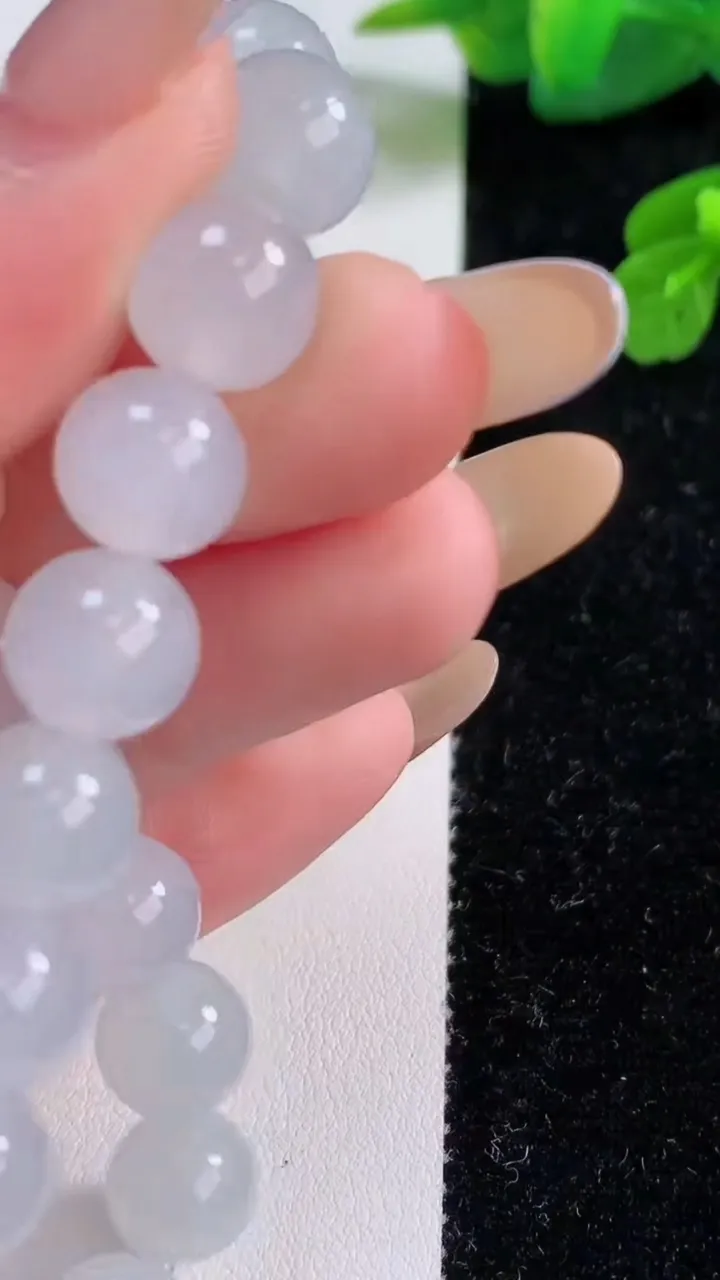 天然A货翡翠种白冰圆珠手串，尺寸9.6-20颗，重量:31.14g11月18日
工厂直销收藏佳品,种好水足，色泽均匀，有种有色，上手高大气！