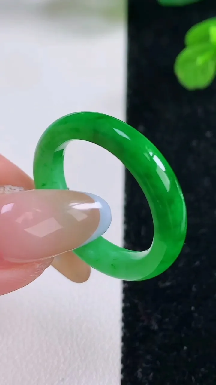 天然A货翡翠指环戒指，尺寸20.3-4.6-3.6，重量:4.31g2025年11月18日
工厂直销收藏佳品,种好水足，色泽均匀，有种有色，上手高大气！