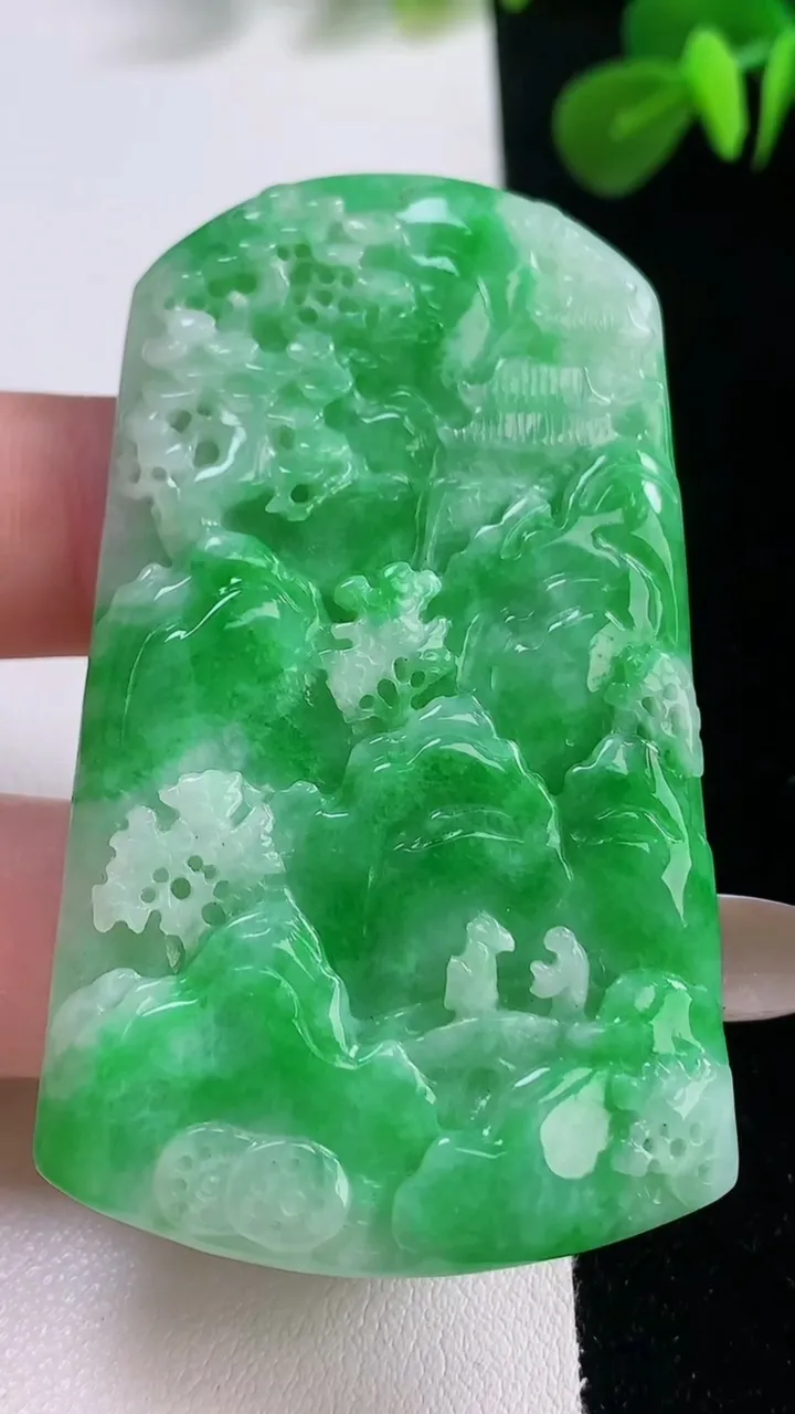 天然A货翡翠山水牌吊坠，尺寸62-37-6，重:29.81g
11月18日