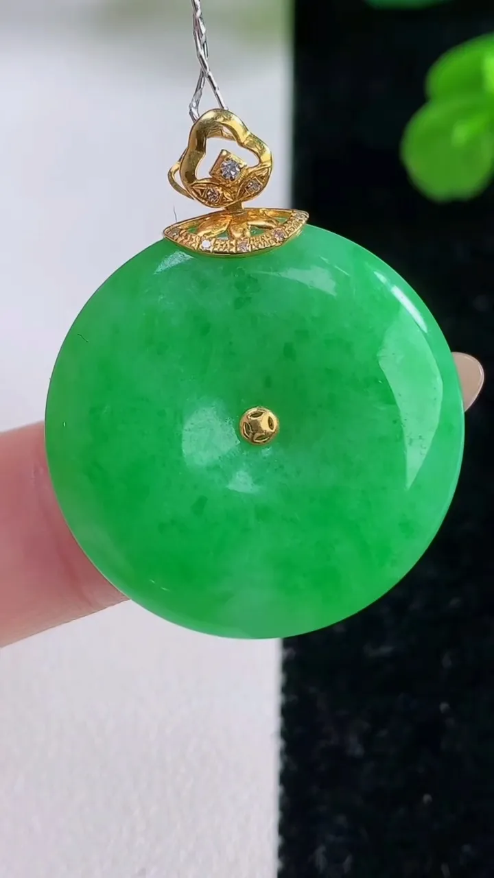 天然A货翡翠平安扣吊坠，尺寸25.7-4.5，重量:7.22g
11月18日