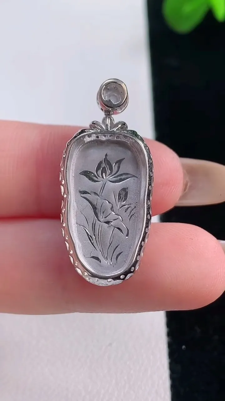 天然A货翡翠金枝玉叶 叶子吊坠，尺寸30.1-18.3-6，裸石20-10重:2.74g
11月18日