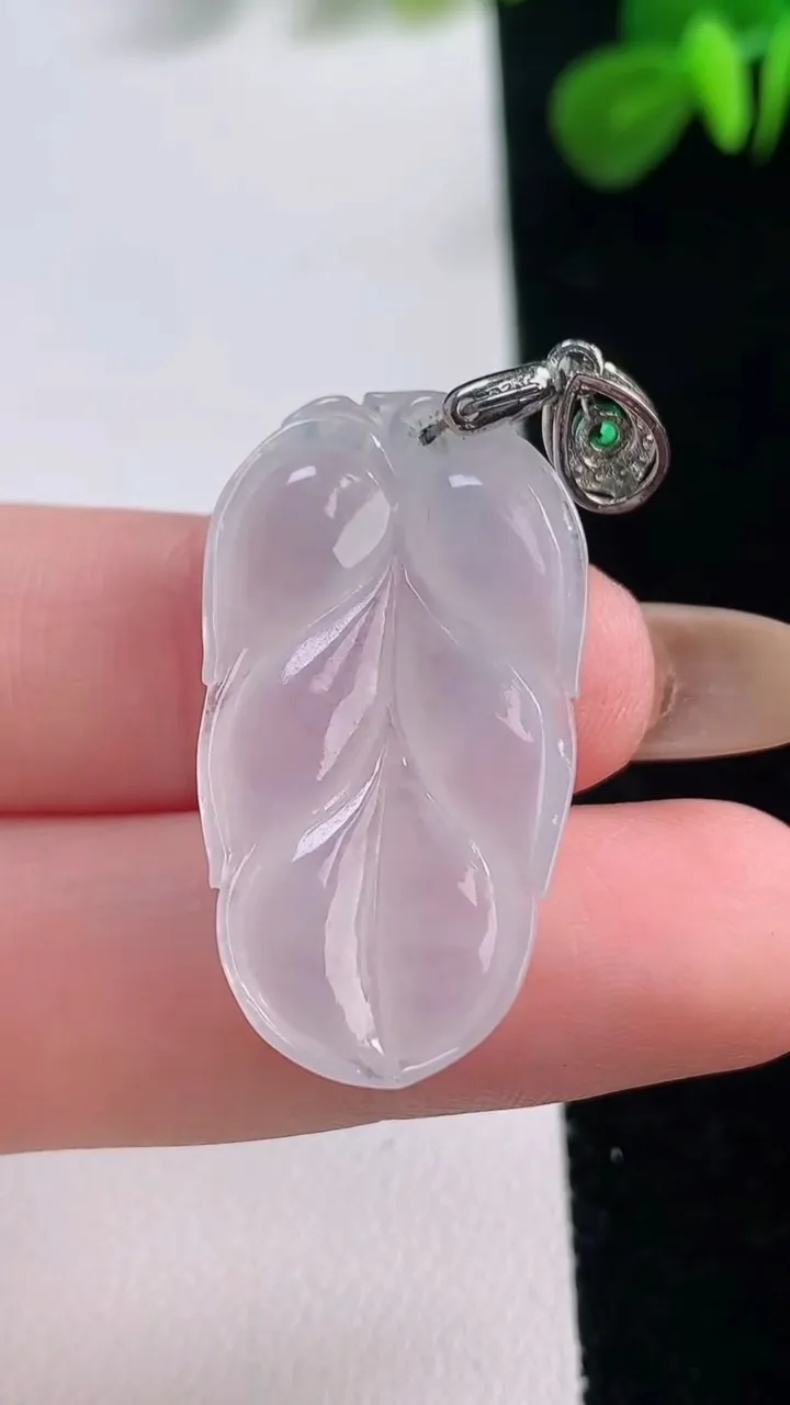 天然A货翡翠金枝玉叶 叶子吊坠，尺寸31.5-17.3-4.7，重:4.72g
11月18日