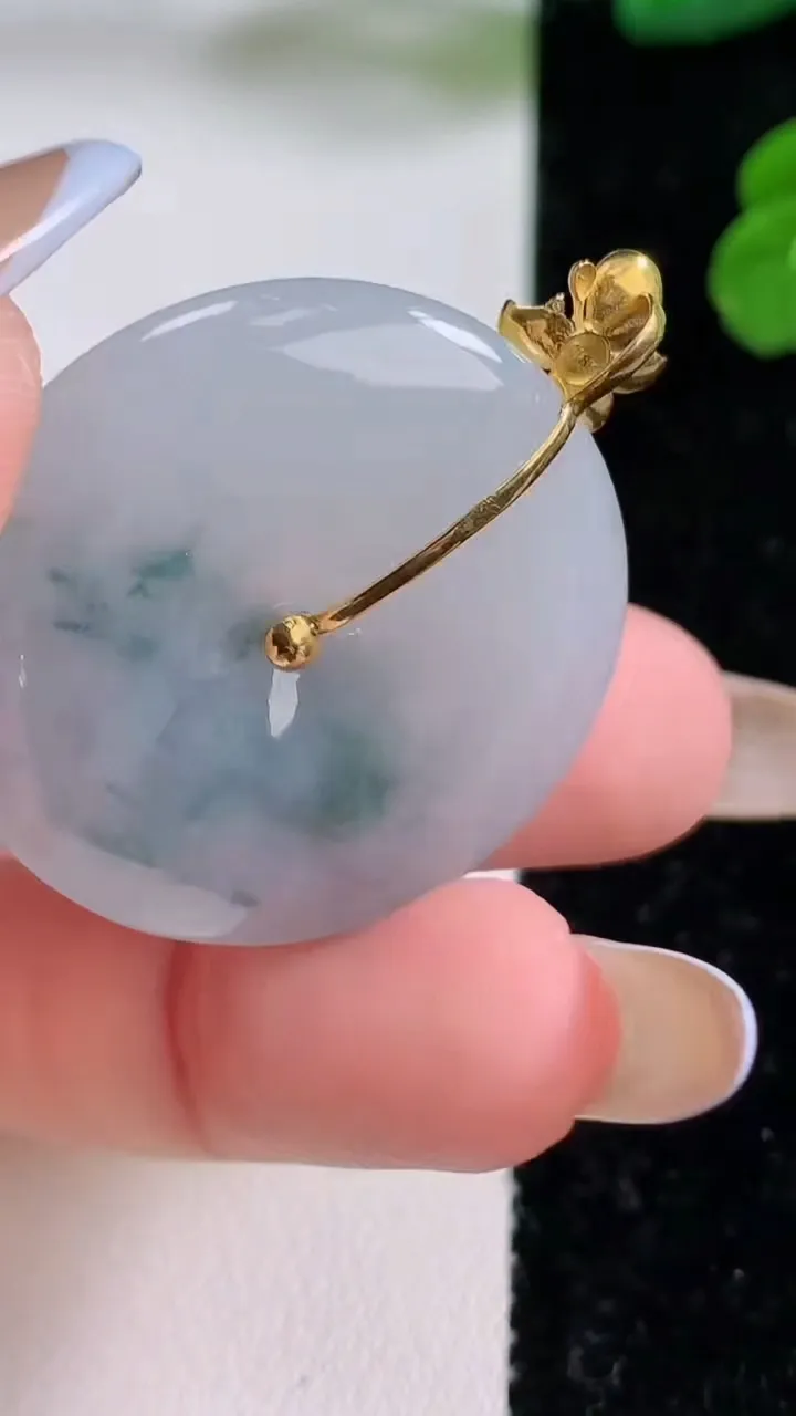 天然A货翡翠种飘花平安扣吊坠，尺寸31-5.3，重量:12.02g
11月18日