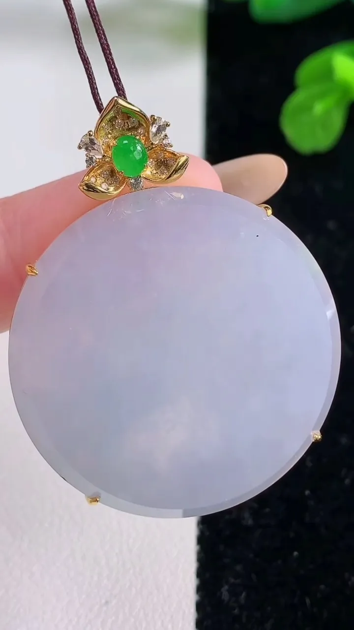 天然A货翡翠18K金紫罗兰无事牌吊坠，尺寸32.5-7，重量:14.28g
11月18日