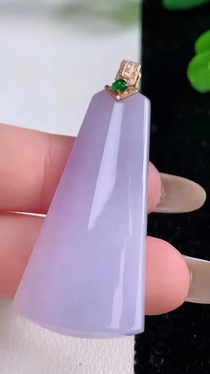 天然A货翡翠18K金紫罗兰无事牌吊坠，尺寸45-21.2-6.4，重量:12.60g
11月18日