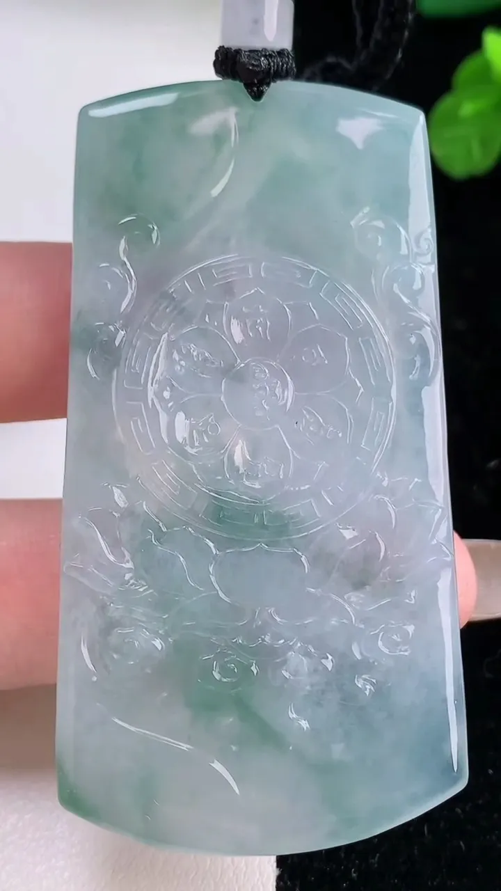 天然A货翡翠种飘花普贤菩萨吊坠，尺寸63.4-33.2-5.4，重量:31.84g
11月18日