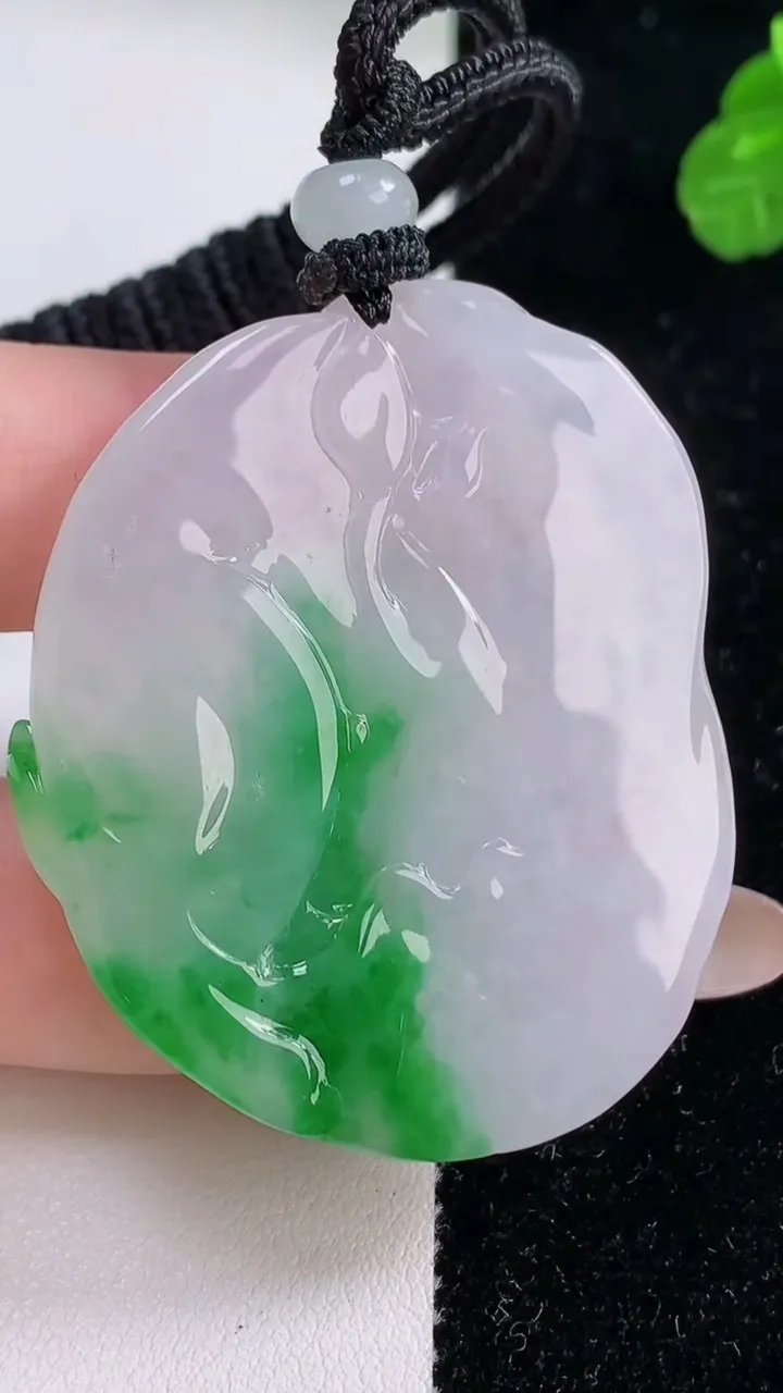 天然A货翡翠观音菩萨吊坠，尺寸46.2-38.5-7.9，重量:30.21g
11月18日