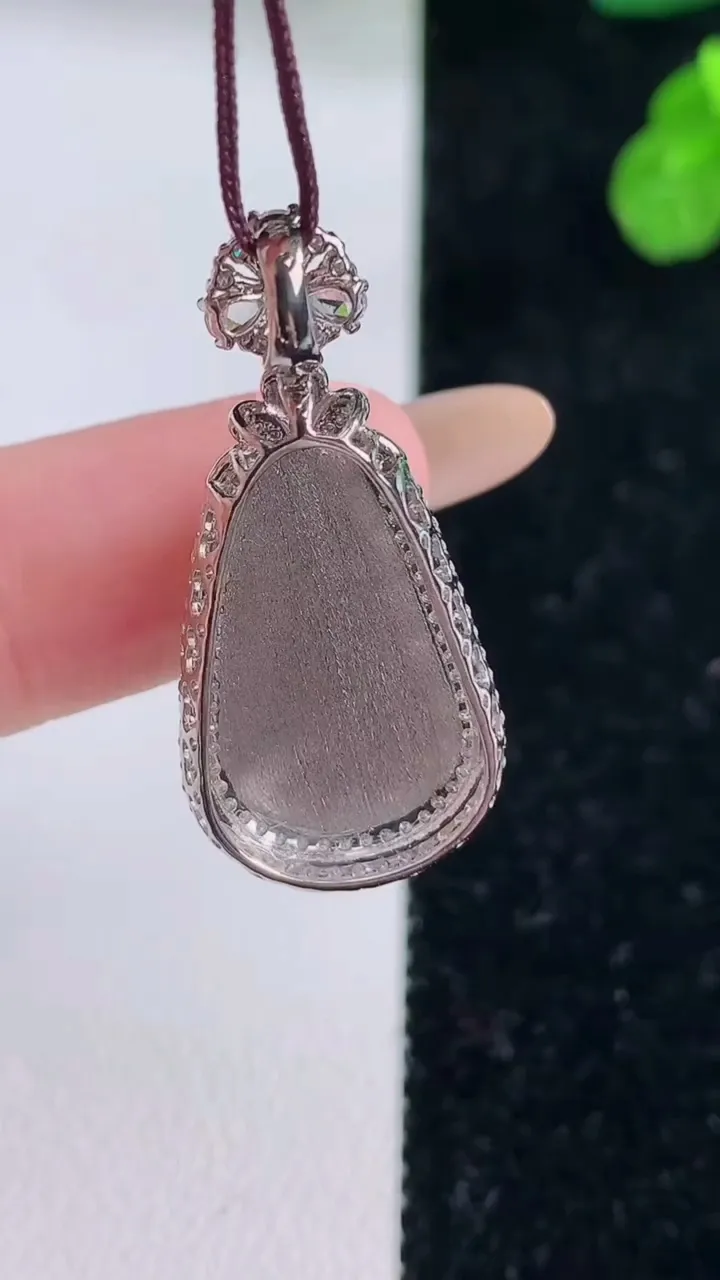 天然A货翡翠福豆吊坠，尺寸31.4-14.8-8.3，裸石19-10.6重量:3.91g
11月18日