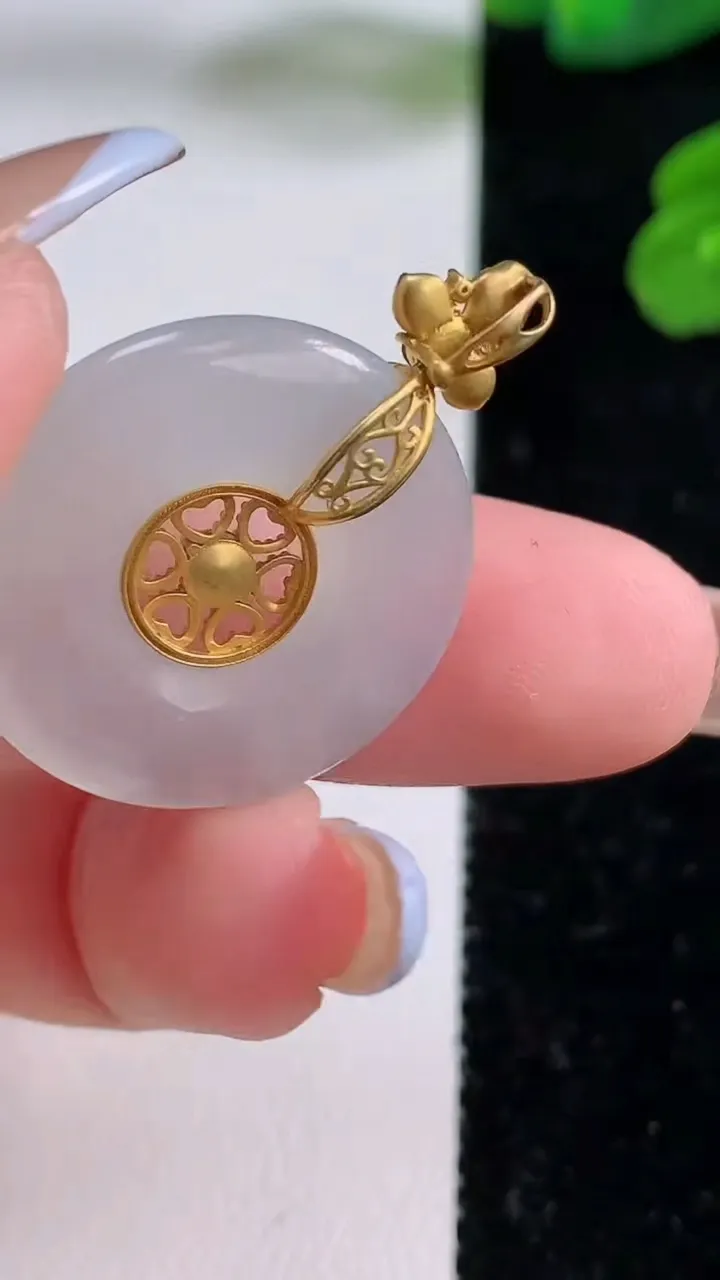 天然A货翡翠种白冰平安扣吊坠，尺寸24.3-3.8，重量:5.25g
11月18日