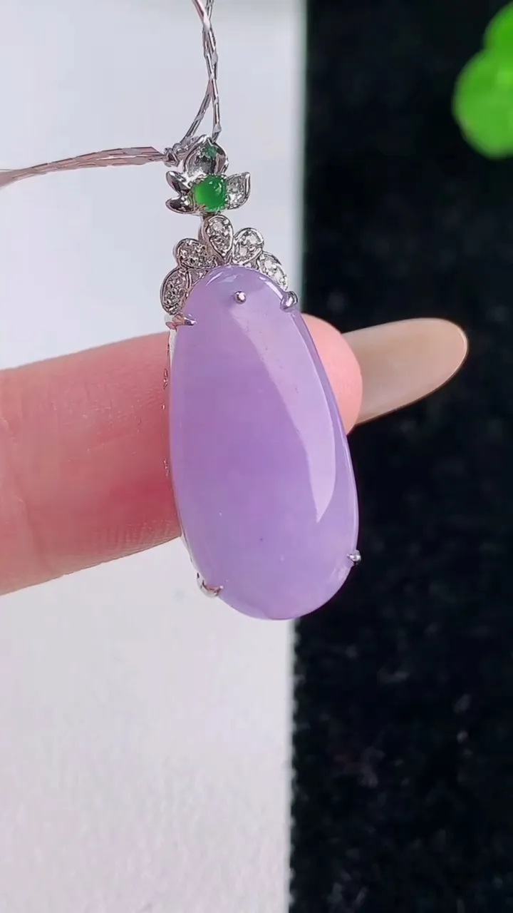 天然A货翡翠18K金紫罗兰福瓜吊坠，尺寸27.5-20.2-10-5.6，重量:2.33g
11月1