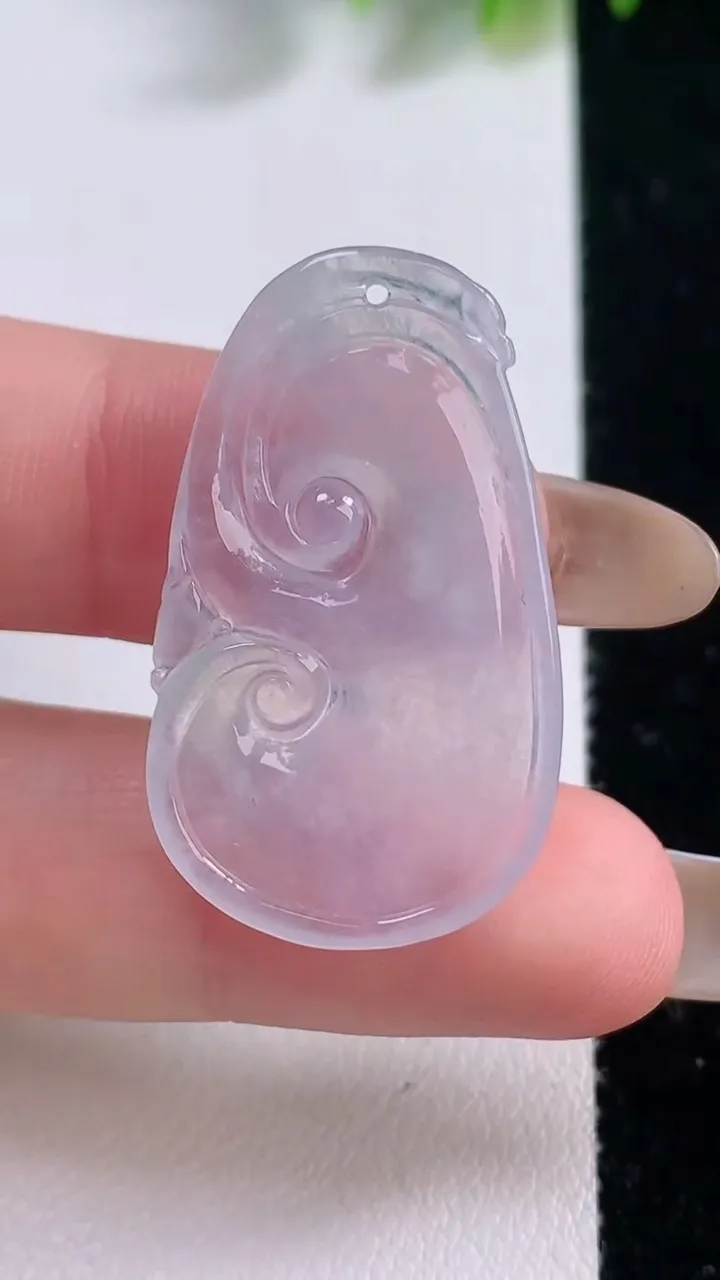 天然A货翡翠冰种紫罗兰如意吊坠，尺寸33.5-20-2.8，重量:3.79g
11月18日