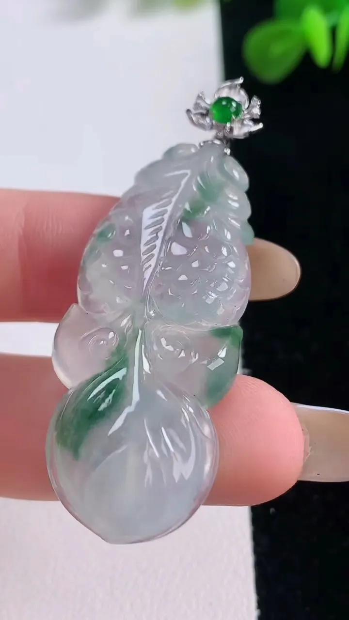 天然A货翡翠种飘花年年有余吊坠，尺寸53-19.8-5.8，重:9.80g
11月18日