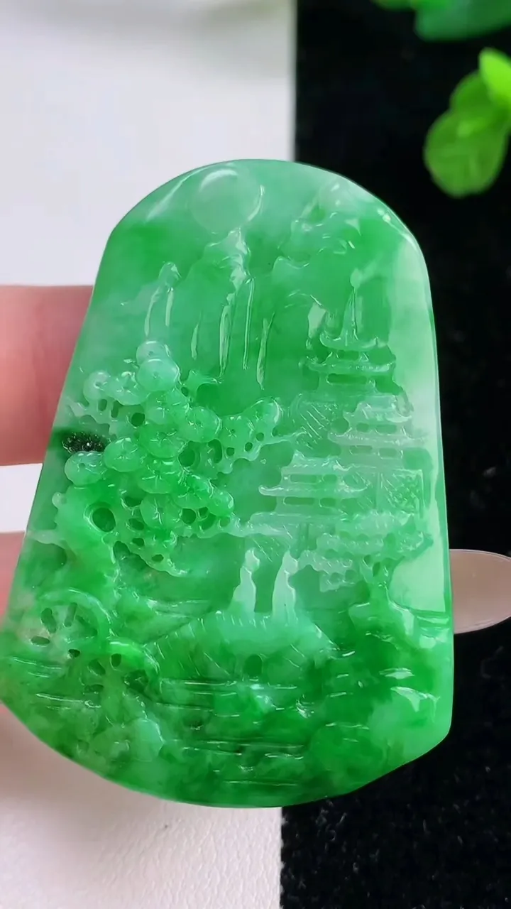 天然A货翡翠山水牌吊坠，尺寸52.4-36.2-5.4，重量:22.00g
11月18日