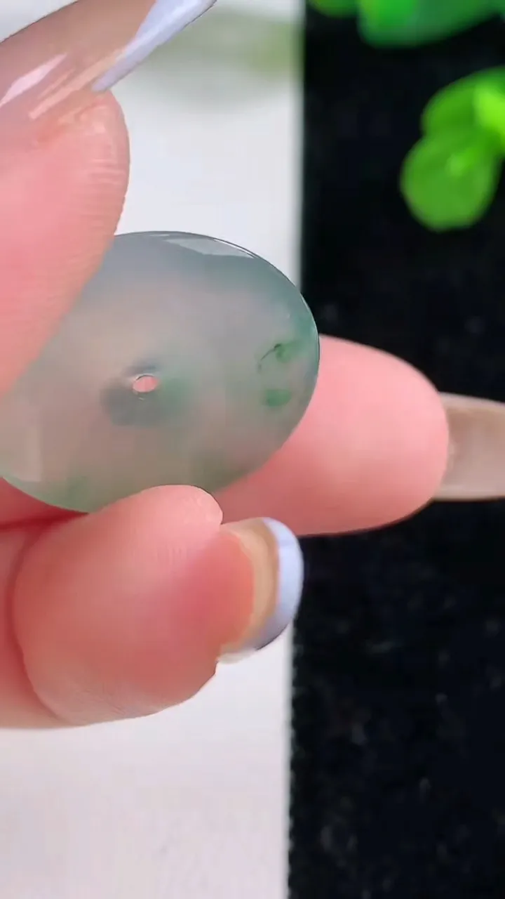 天然A货翡翠平安扣吊坠，尺寸22.6-3.7，重量:3.91g
11月18日