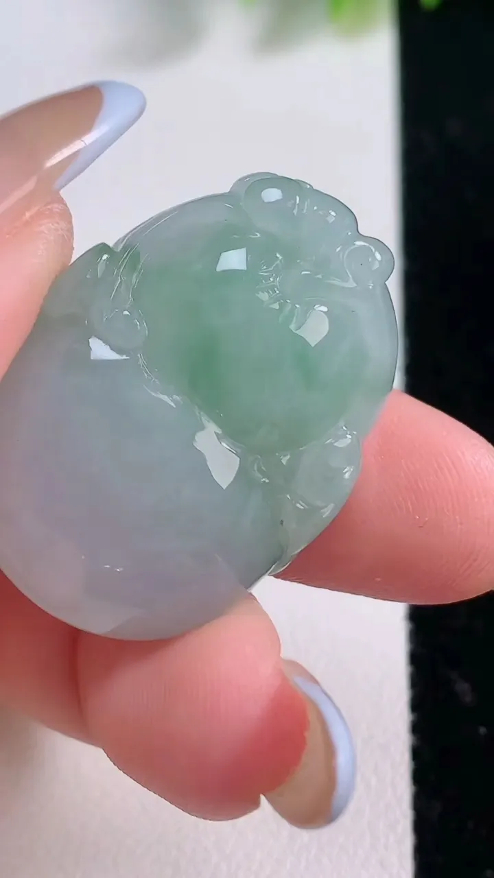 天然A货翡翠葫芦吊坠，尺寸31.8-23.4-12，重量:16.45g
11月18日