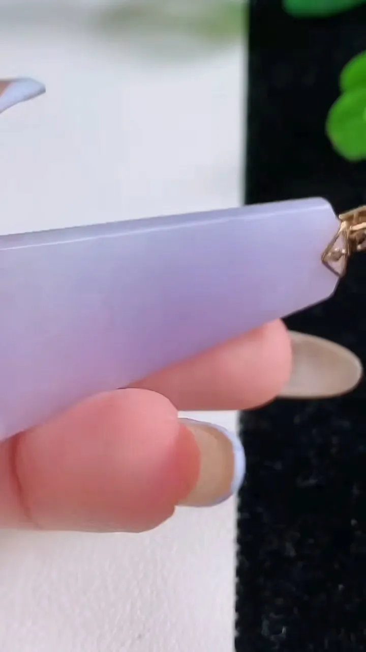 天然A货翡翠18K金紫罗兰无事牌吊坠，尺寸45-21.2-6.4，重量:12.60g
11月18日