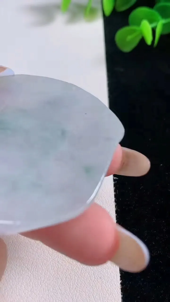 天然A货翡翠大日如来吊坠，尺寸53.5-48.3-5.7，重:27.88g
11月18日