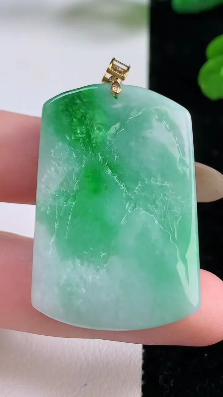 天然A货翡翠山水牌吊坠，尺寸40.8-27-5.9，重量:15.80g
11月18日
