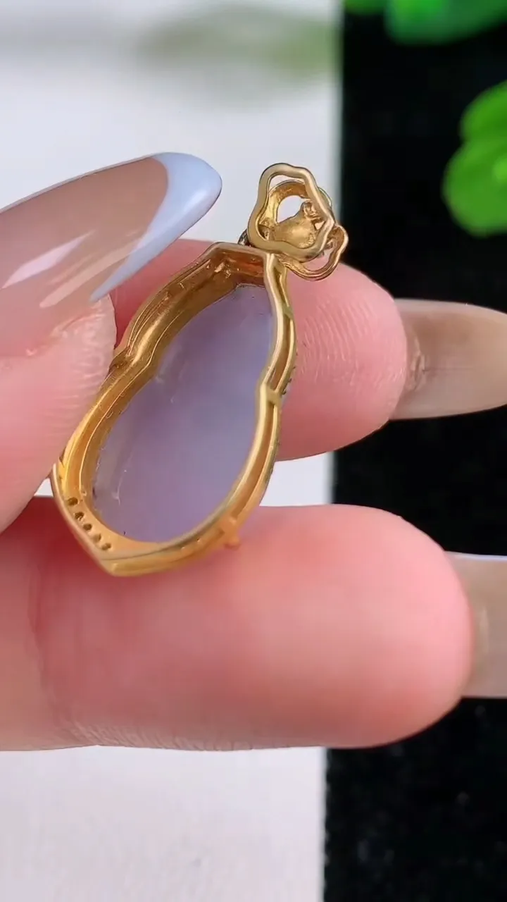 天然A货翡翠18K金紫罗兰葫芦吊坠，尺寸26-13-7.2，裸石17.3-11重量:2.77g
11月18日