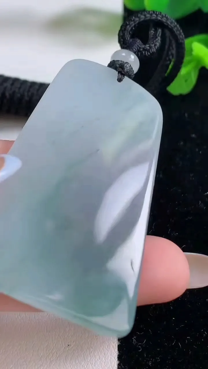 天然A货翡翠冰种飘花观音菩萨吊坠，尺寸57-33.3-5.3，重量:29.02g
11月18日