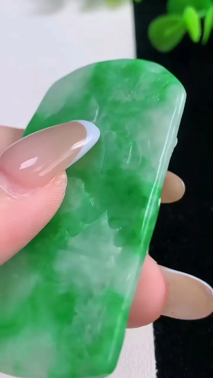 天然A货翡翠山水牌吊坠，尺寸62-37-6，重:29.81g
11月18日