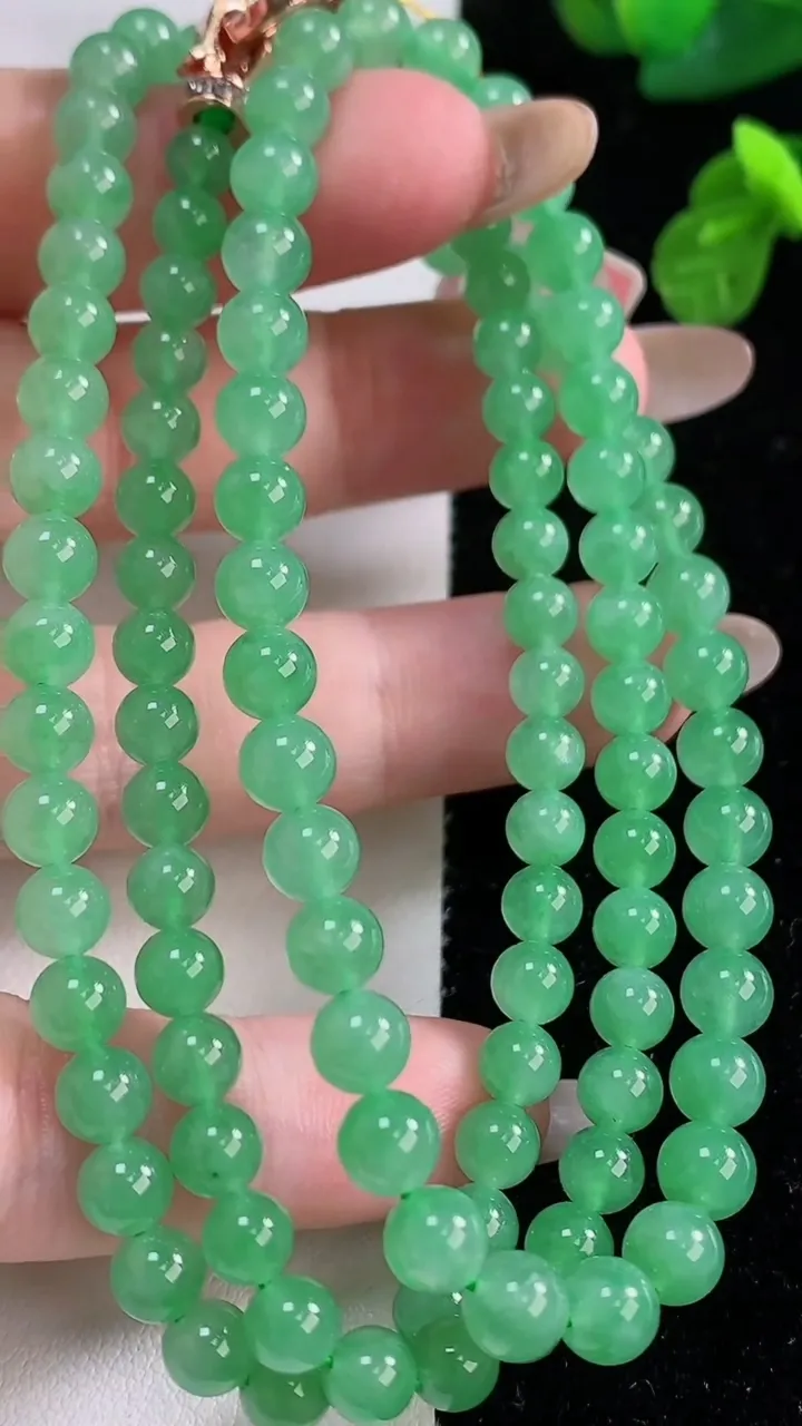 天然A货翡翠圆珠项链，尺寸5.5-111颗，重量:32.01g11月18日
工厂直销收藏佳品,种好水足，色泽均匀，有种有色，上手高大气！