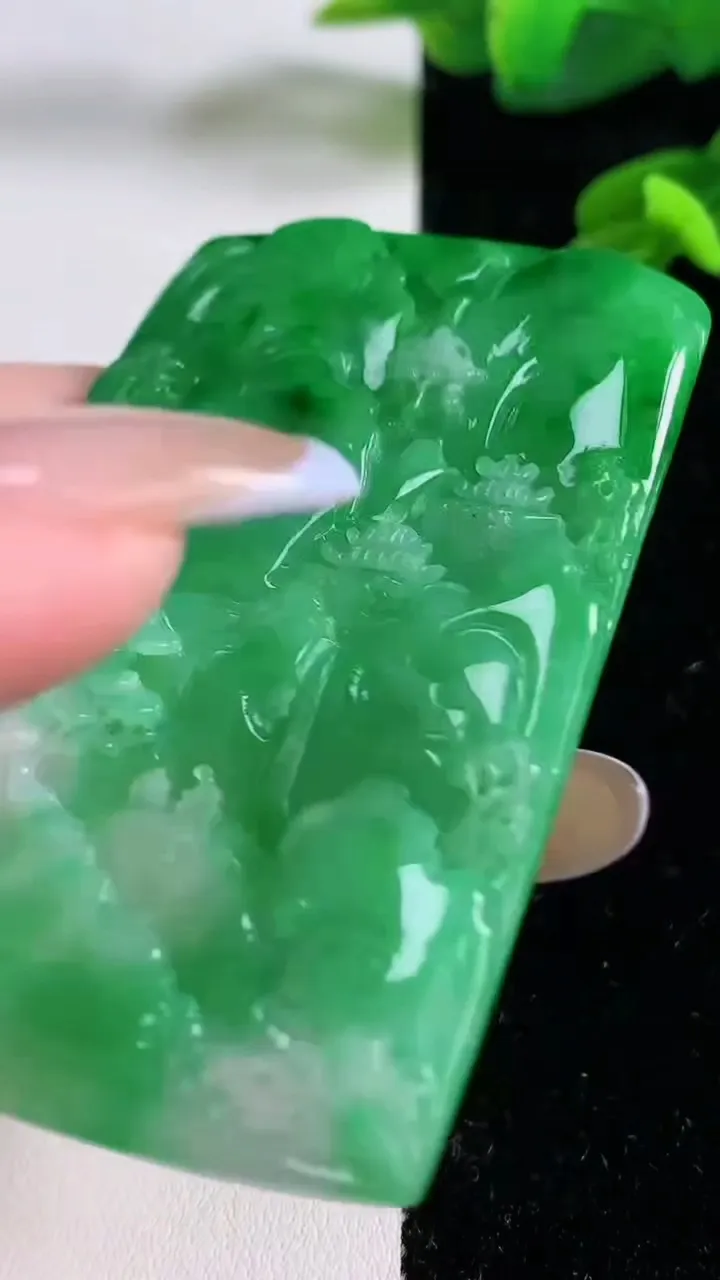 天然A货翡翠山水牌吊坠，尺寸63-41.3-4，重量:28.65g
11月18日