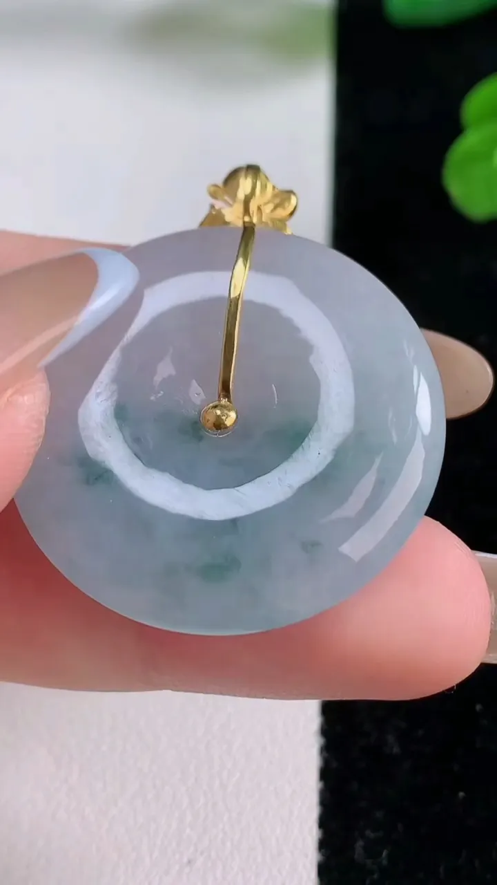 天然A货翡翠种飘花平安扣吊坠，尺寸31-5.3，重量:12.02g
11月18日