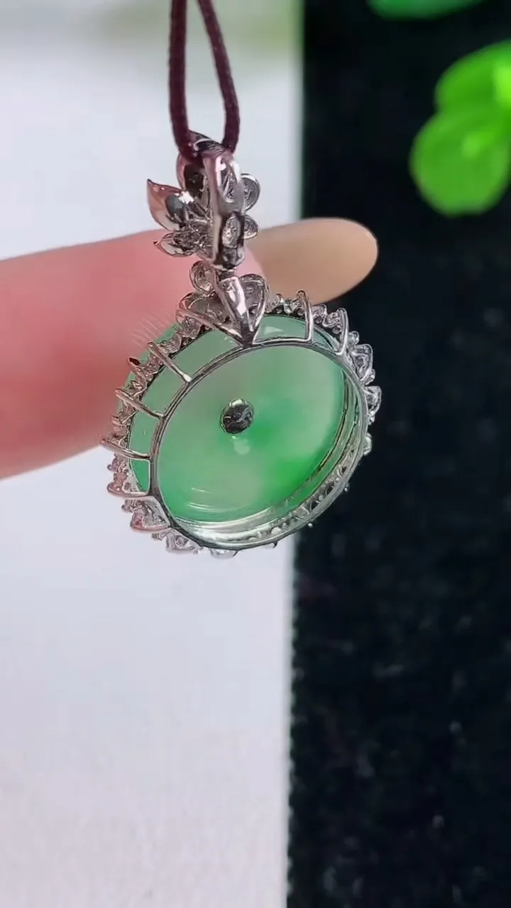 天然A货翡翠平安扣吊坠，尺寸26.7-16.5-6.4，重量:3.55g
11月18日