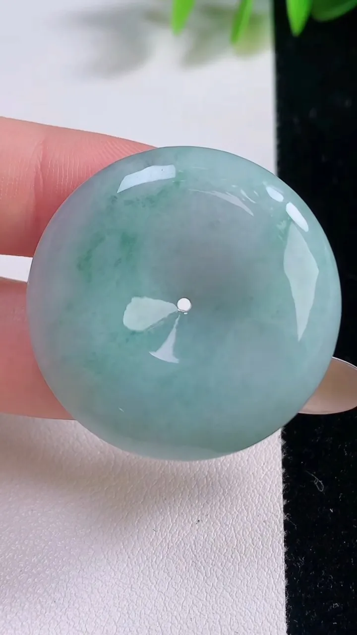 天然A货翡翠飘花平安扣吊坠，尺寸34.4-6.8，重量:17.13g
11月18日