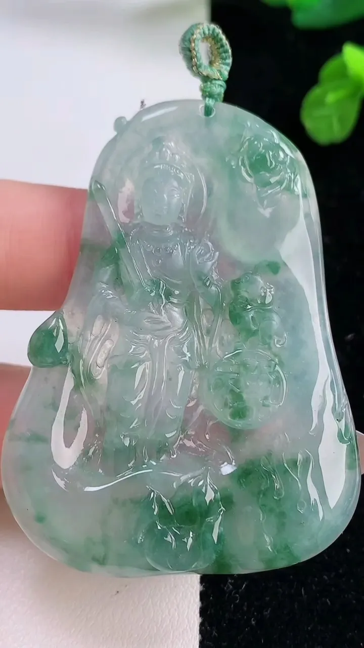 天然A货翡翠种飘花文殊菩萨吊坠，尺寸58.4-42.4-5.9，重量:25.19g
11月18日