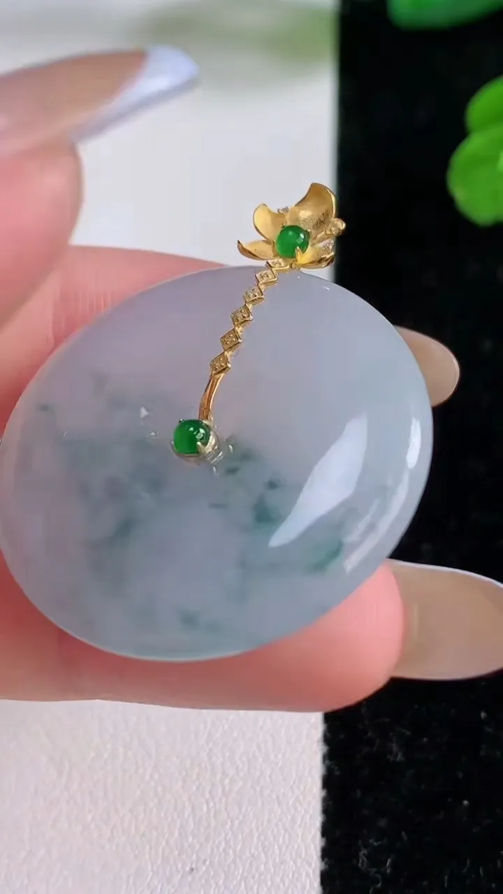 天然A货翡翠种飘花平安扣吊坠，尺寸31-5.3，重量:12.02g
11月18日