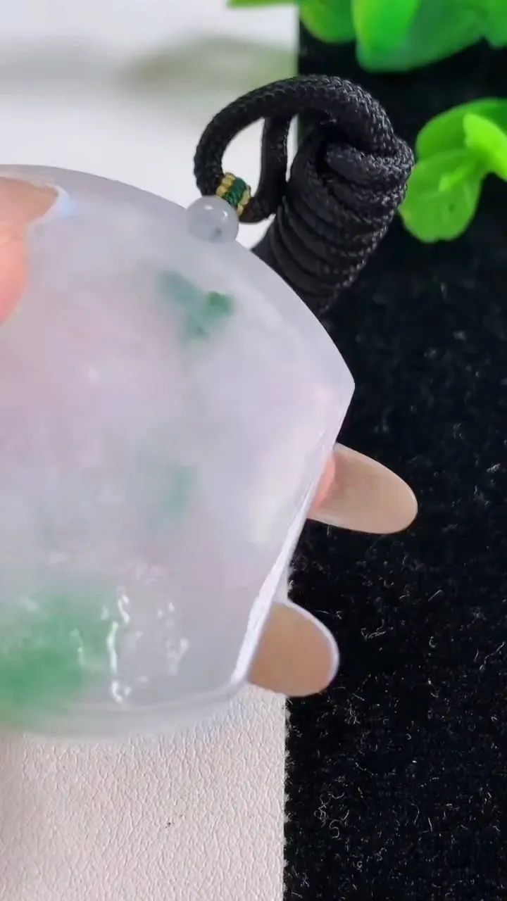 天然A货翡翠山水牌吊坠，尺寸51.3-41-5.3，重量:35.26g
11月18日