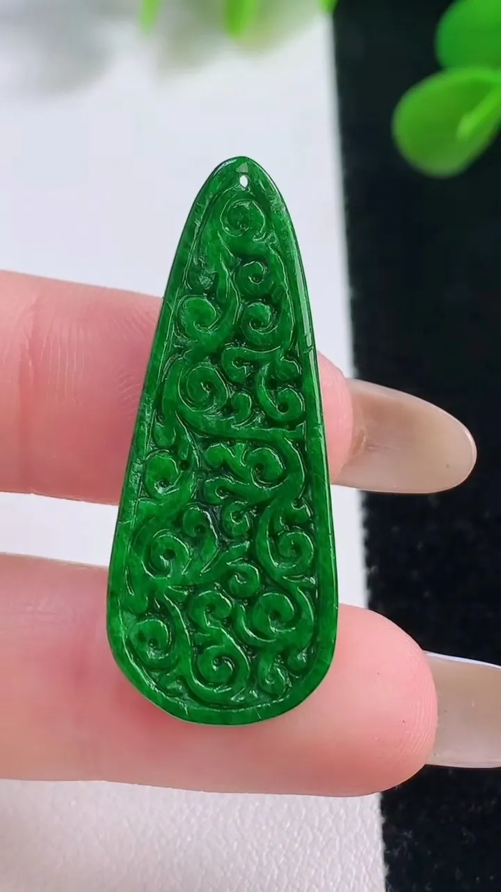 天然A货翡翠雕花无事牌吊坠，尺寸37.5-15.5-3，重量:3.31g
11月18日