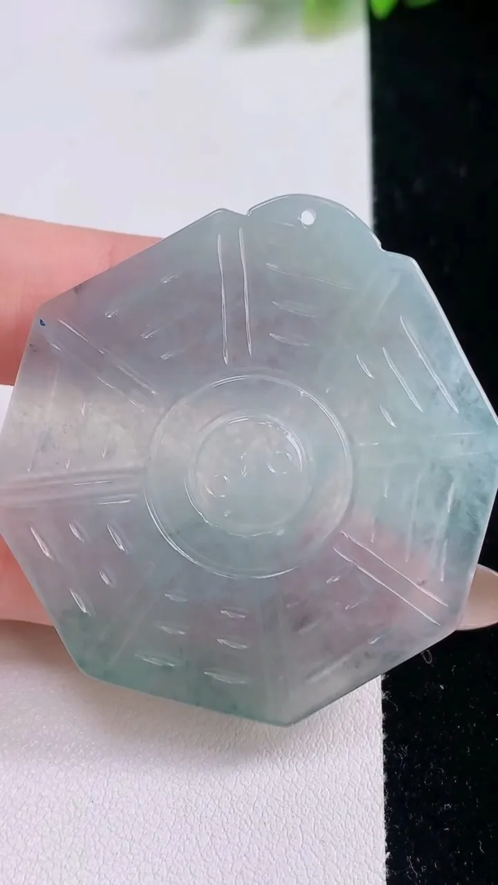 天然A货翡翠冰种飘花八卦牌吊坠，尺寸48.6-45.4-2.4，重量:14.06g
11月18日