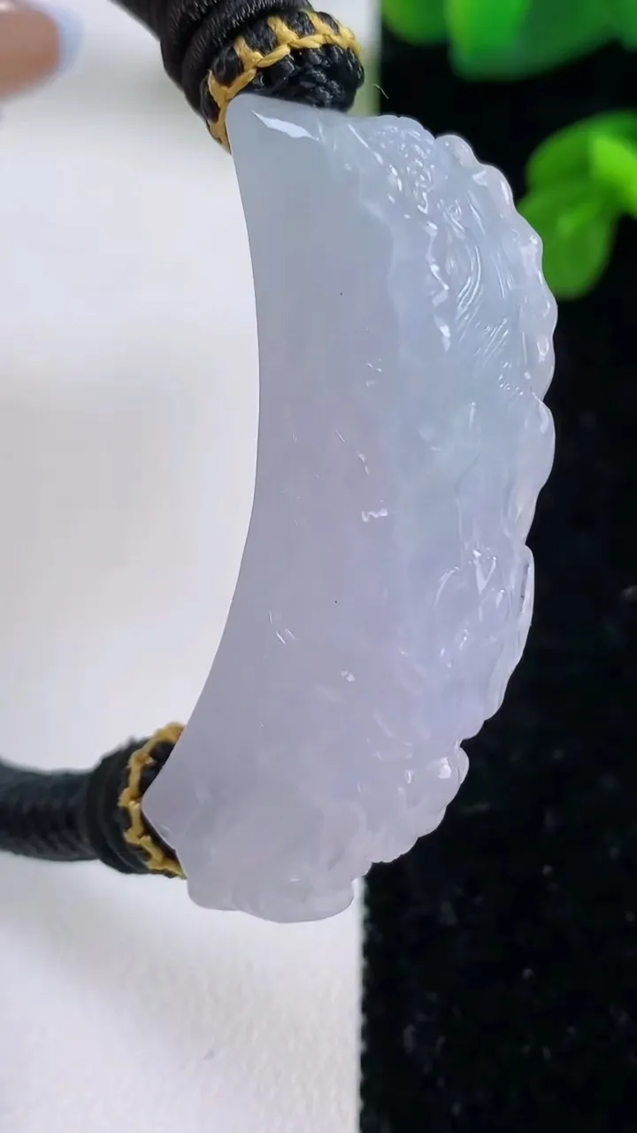 天然A货翡翠龙头手绳，尺寸47.6-12-14.7，重量:32.51g
11月18日