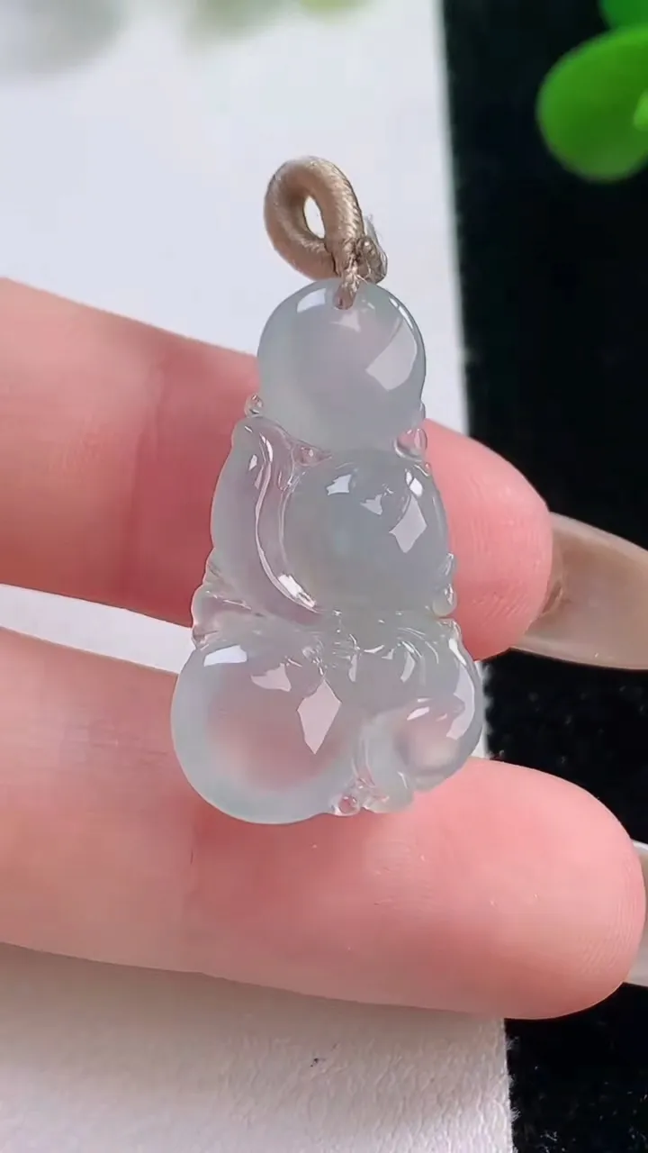 天然A货翡翠生肖猴吊坠，尺寸26.7-16-5.4，重量:3.39g
11月18日