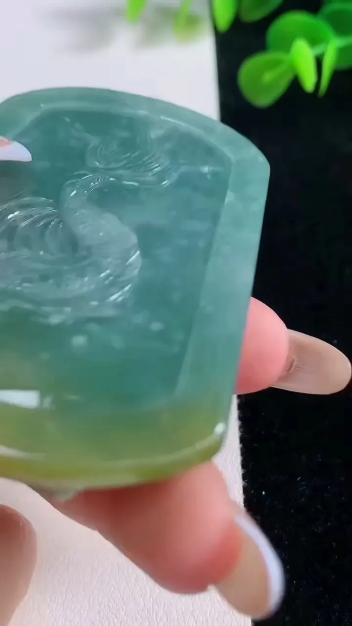 天然A货翡翠双彩龙牌吊坠，尺寸76.6-46-5，重:73.22g
11月18日